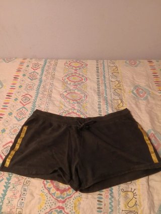 Pantalón corto negro con raya dorada Talla XXL