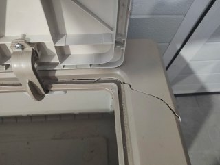Baúl de resina beige y blanco
