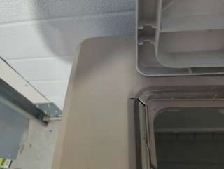 Baúl de resina beige y blanco
