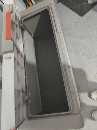 Baúl de resina beige y blanco