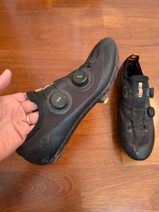 Zapatillas DMT KRO talla 43.