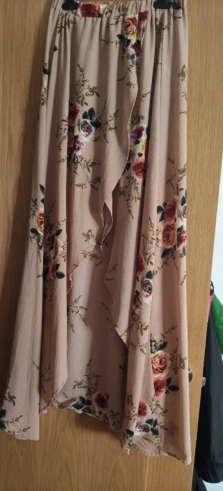 Falda asimétrica floral beige