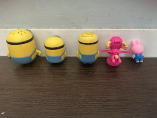 3 Minions, Skye y Labubu Rosa