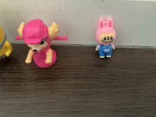 3 Minions, Skye y Labubu Rosa