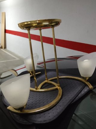 Lámpara de mesa dorada y cristal