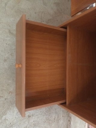 Estantería de madera marrón