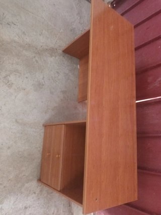 Estantería de madera marrón