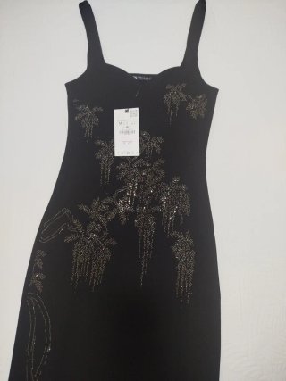 Vestido negro con pedrería talla M