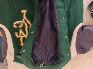 Chaqueta estilo universitario verde y azul
