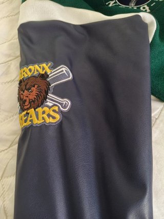 Chaqueta estilo universitario verde y azul