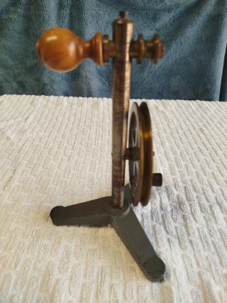 Antigua herramienta metálica con pomos de madera.