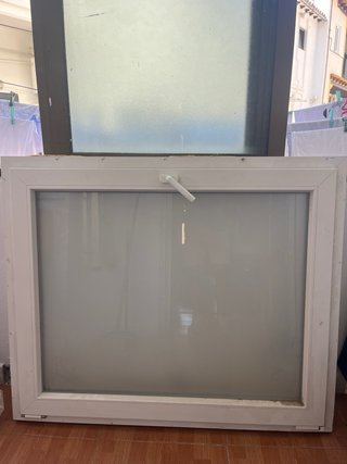 Ventana blanca de PVC