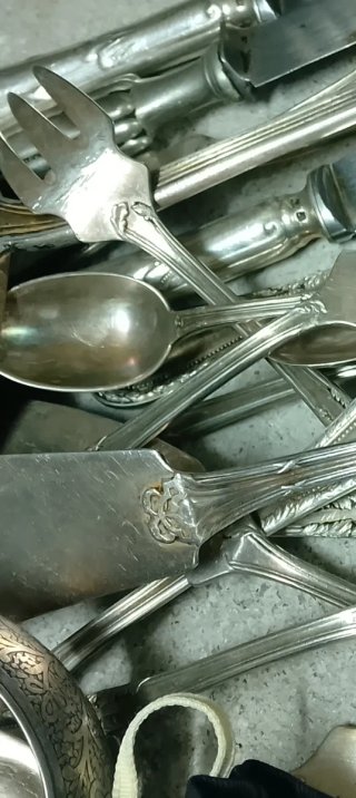 Cubiertos de plata dorada y plateada