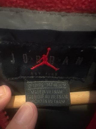 Chaqueta Jordan Negra y Roja. Talla 12-13 añod