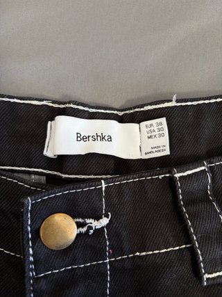 Pantalón corto Bershka negro con pespuntes