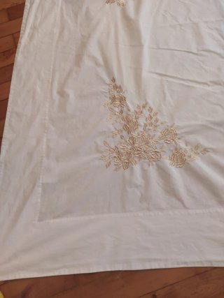 Mantelería bordada flores beige y oro + 12 servill