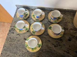 Juego de 7 tazas y platillos de cerámica