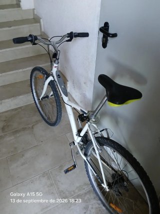 Bicicleta de montaña blanca