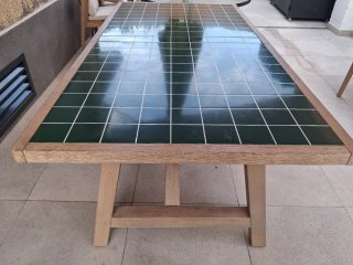 Mesa exterior Sklum Dubai madera y cerámica