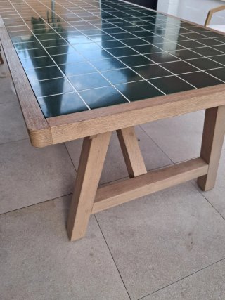 Mesa exterior Sklum Dubai madera y cerámica