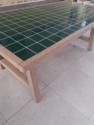 Mesa exterior Sklum Dubai madera y cerámica