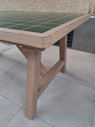 Mesa exterior Sklum Dubai madera y cerámica