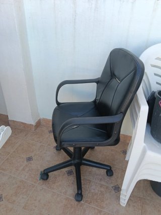 Silla de oficina negra