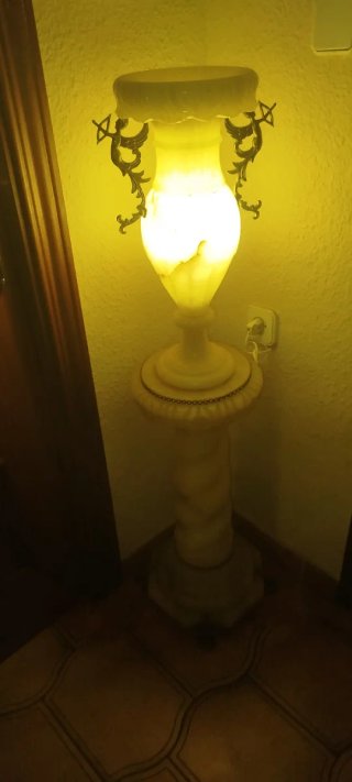 Lámpara de pie de alabastro