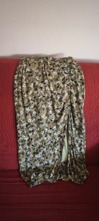 Falda midi verde con abertura lateral talla S