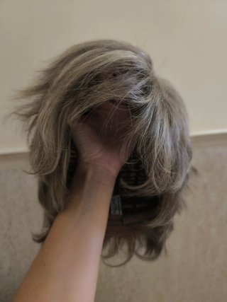 Peluca marrón y rubio, corta y con capas.