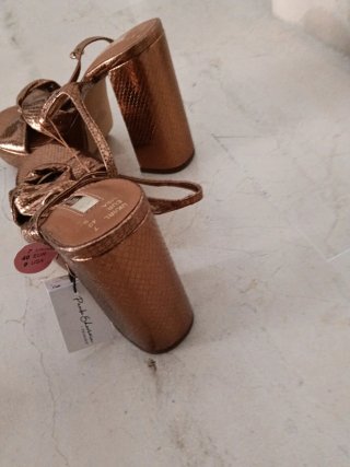 Sandalias doradas de tiras
