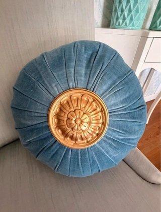Silla Isabelina Verde Agua con Cojín Dorado