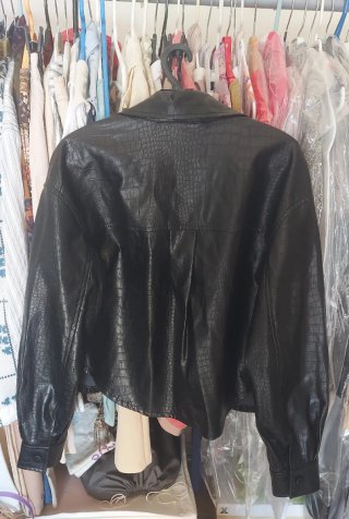 Chaqueta efecto piel cocodrilo negra