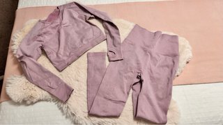 Conjunto deportivo rosa y morado