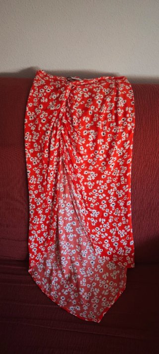 Falda roja floral talla S abertura lateral
