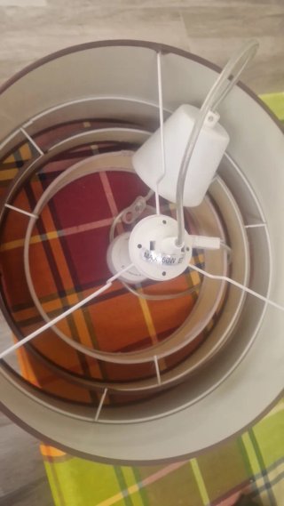Pantalla de lámpara de tela marrón