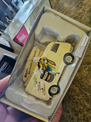 Furgoneta Corgi Renault Nescafé Edición Limitada