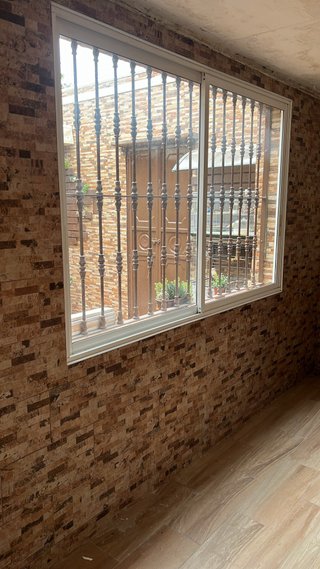 Reja de hierro marrón para 2 ventanas