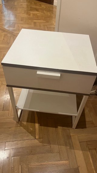 Mesita de noche blanca.