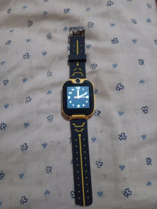 Reloj inteligente amarillo y negro