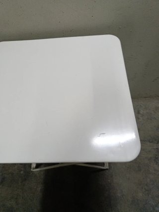 Mesa plegable metálica blanca