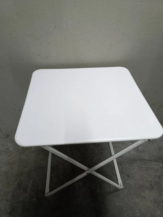 Mesa plegable metálica blanca