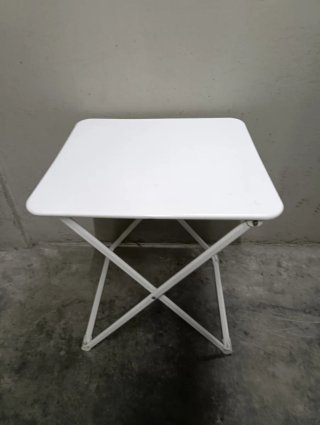 Mesa plegable metálica blanca