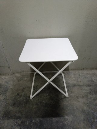 Mesa plegable metálica blanca