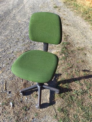Silla de oficina verde regulable en altura