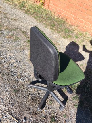 Silla de oficina verde regulable en altura