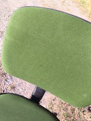 Silla de oficina verde regulable en altura