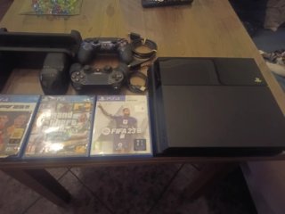 PS4 con enfriador y 3 mandos y 3 juegos