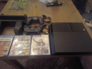 PS4 con enfriador y 3 mandos y 3 juegos