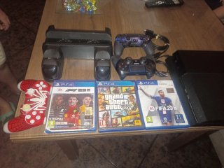 PS4 con enfriador y 3 mandos y 3 juegos